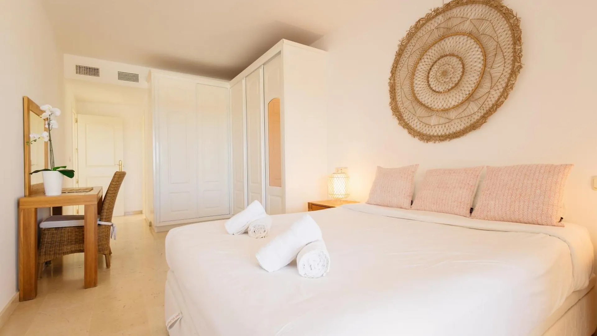 Apartment With Pool And Private Terrace With Sea Views In Elviria Marbella