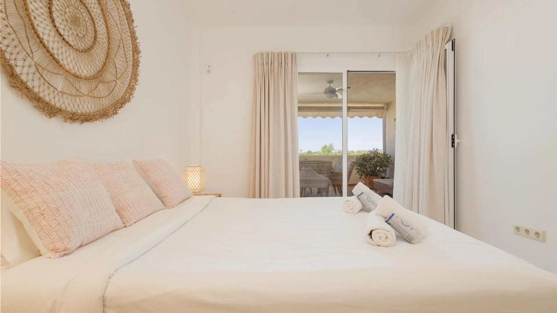 Apartment With Pool And Private Terrace With Sea Views In Elviria Marbella