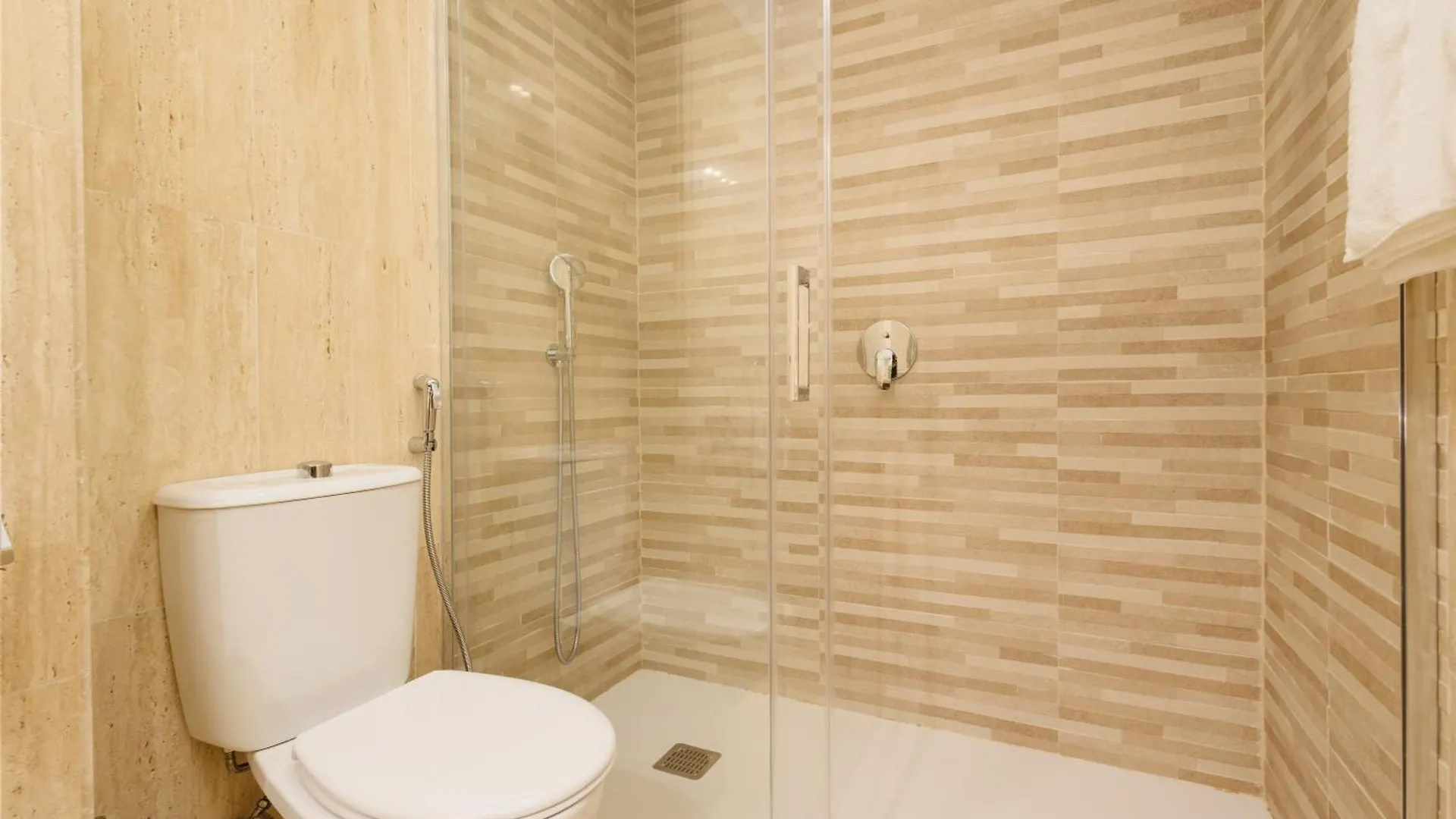 Apartment With Pool And Private Terrace With Sea Views In Elviria