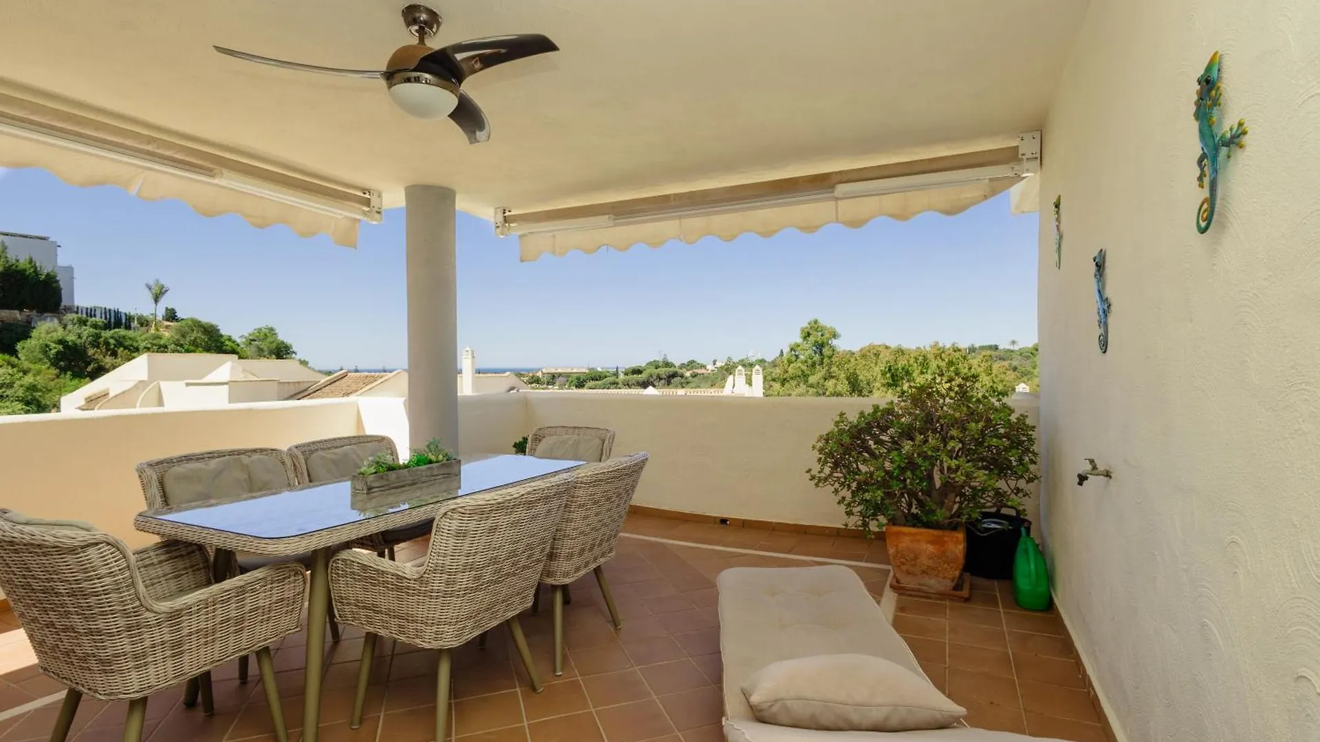 Apartment With Pool And Private Terrace With Sea Views In Elviria Spain