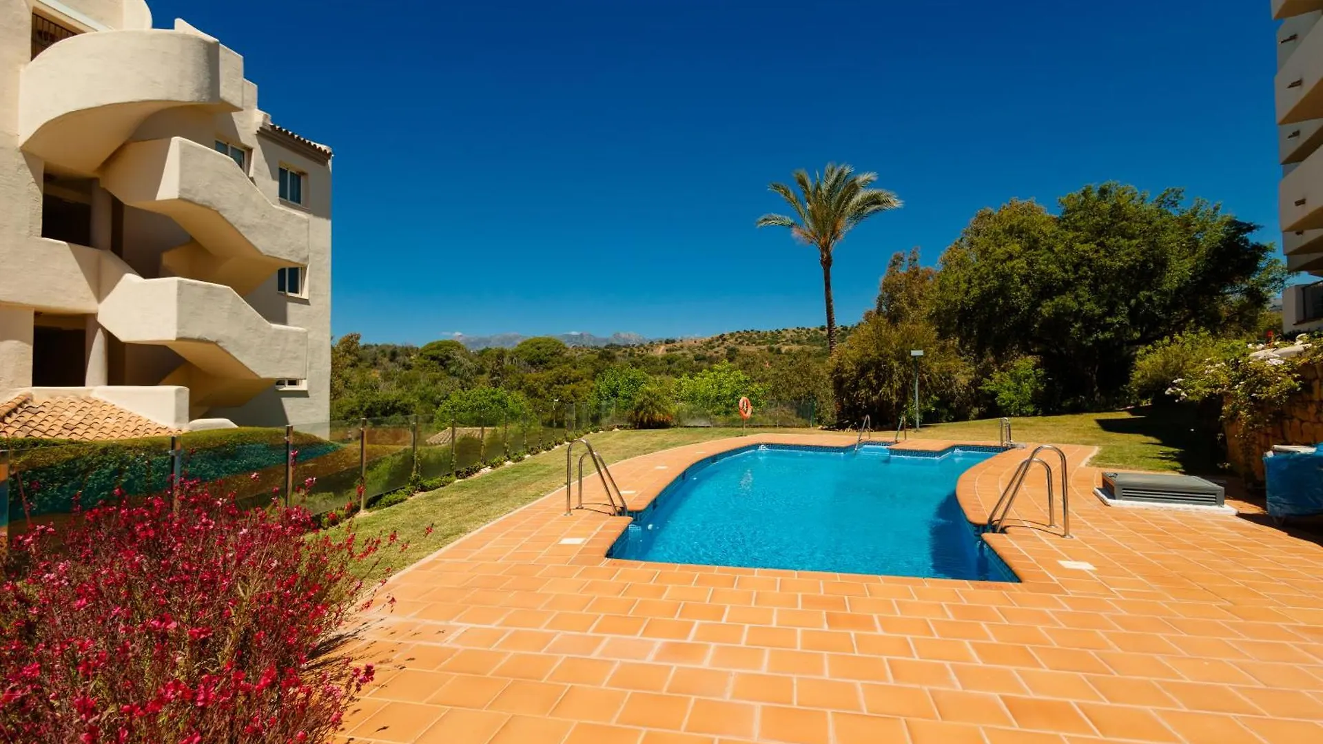 Apartment With Pool And Private Terrace With Sea Views In Elviria Marbella