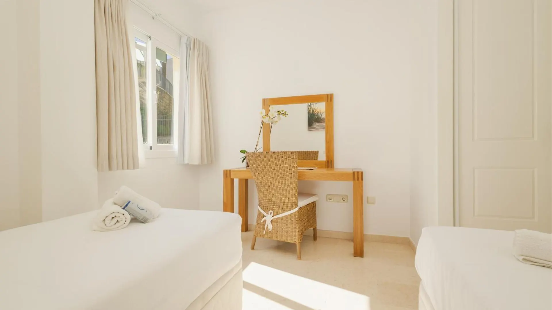 Apartment With Pool And Private Terrace With Sea Views In Elviria