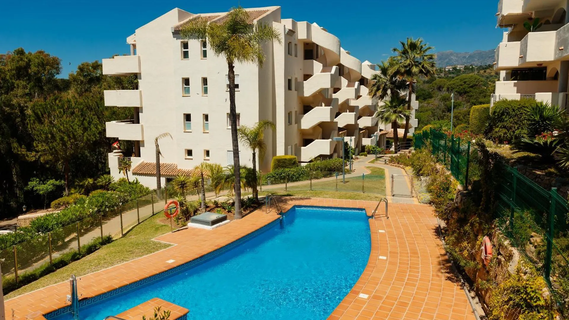 Apartment With Pool And Private Terrace With Sea Views In Elviria