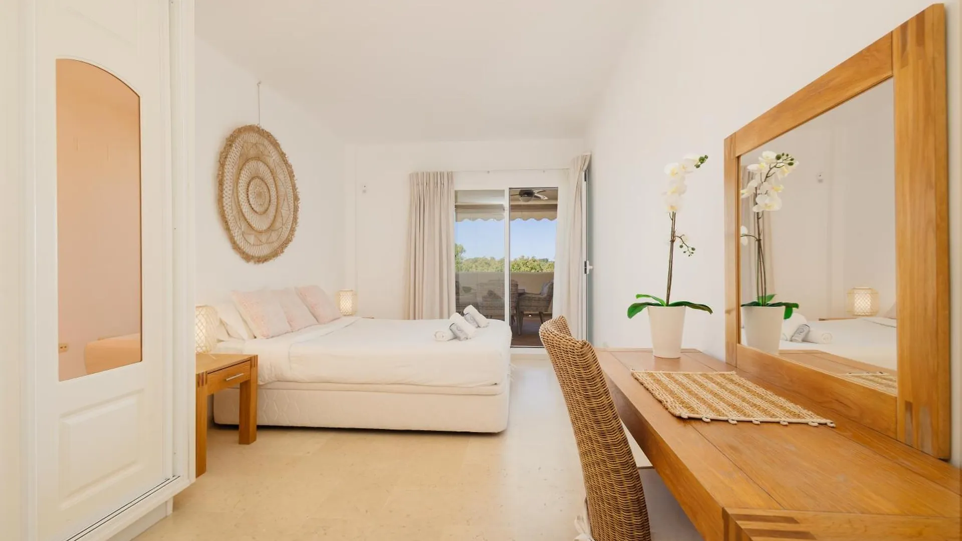 Apartment With Pool And Private Terrace With Sea Views In Elviria
