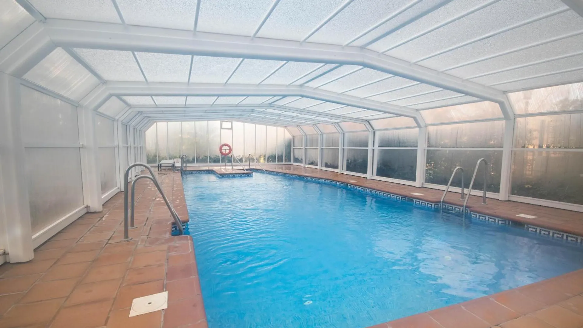 Apartment With Pool And Private Terrace With Sea Views In Elviria Spain